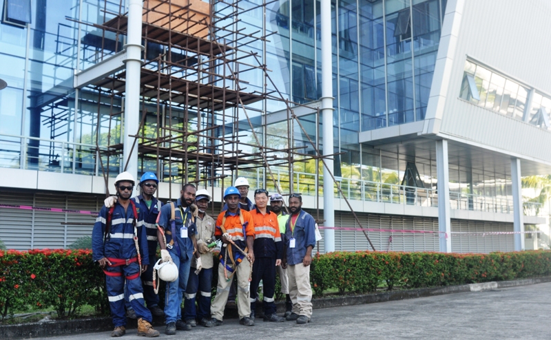 Chinese maintenance Expert with Raibus Engineering maintenance team at Madang Base (1)