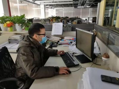 中冶南方技术人员在办公室加班设计
