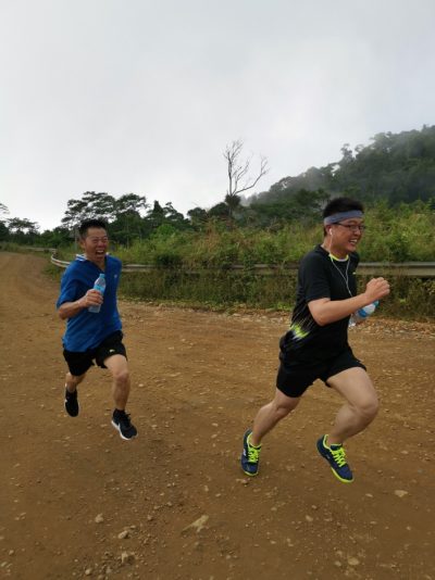 选手们全力冲刺Contestants sprinting