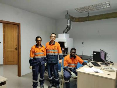 刘楠才与巴方技术员合影Liu with national technicians