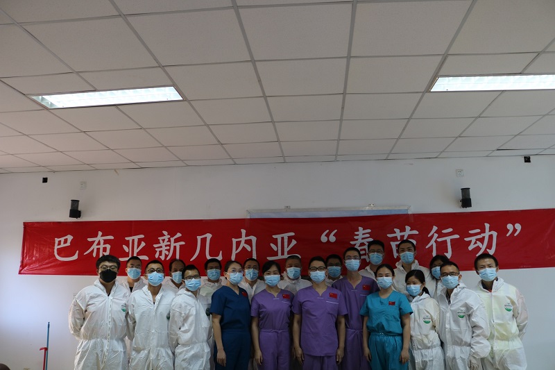 医疗队与项目矿山志愿者合影02