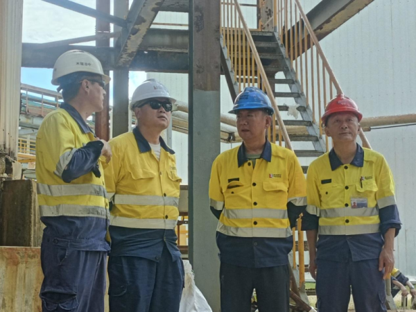 公司总经理董高峰检查硫酸一系统检修现场