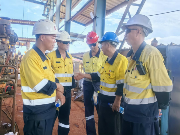 公司总经理董高峰检查高压酸浸一系列检修现场