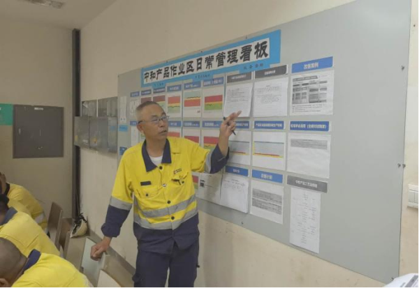 日常管理组开会讨论制定手册