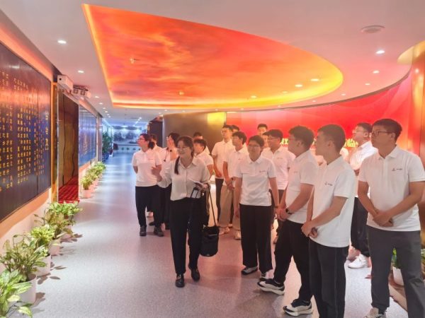 4 带领毕业生参观中国中冶展厅