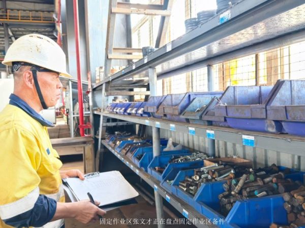 固定作业区张文才正在盘点固定作业区备件