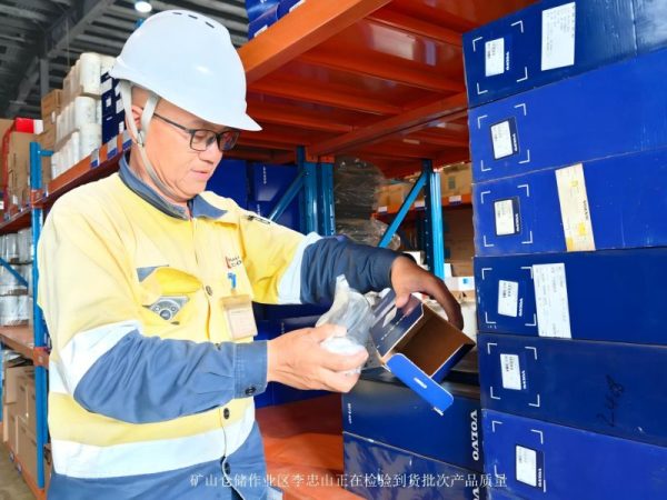 矿山仓储作业区李忠山正在检验到货批次产品质量