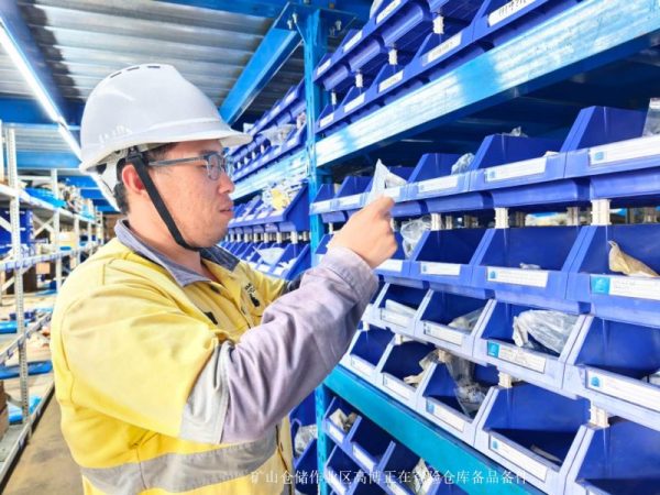 矿山仓储作业区高博正在查验仓库备品备件