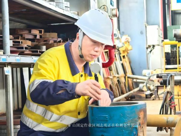矿山固定作业区刘志明正在检测备件精度